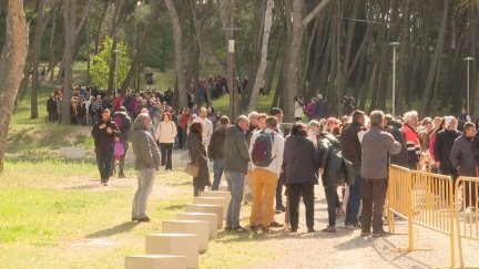 Una larga fila espera al reparto de la tradicional torta de San Jorge.