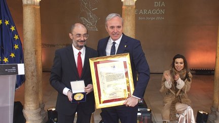 Javier Lambán ha recibido este martes la Medalla de Aragón de manos de Jorge Azcón.