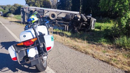 El equipo de atestados de la Guardia Civil de Tráfico de Barbastro investiga las causas del accidente mortal.