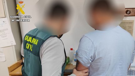 Los agentes le tomaron pruebas dactilares para cotejarlas con las facilitadas desde Rumanía. / Guardia Civil