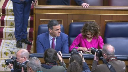 Pedro Sánchez junto a María Jesús Montero en el Congreso. / Archivo