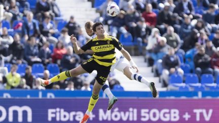 Azón, en plena disputa con un rival. Foto: LaLiga