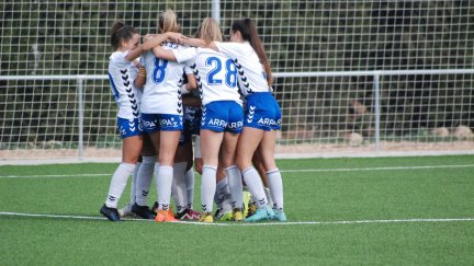 Las jugadoras del Zaragoza CFF celebran un gol.