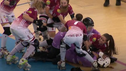 Las jugadoras del Esneca Fraga celebran el título de la WSE Champions.