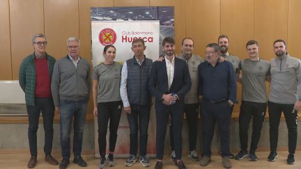 Gerard Carmona, posa junto a varios miembros del club.