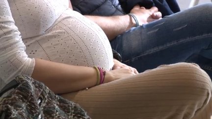 Una mujer embarazada espera en la consulta ginecológica