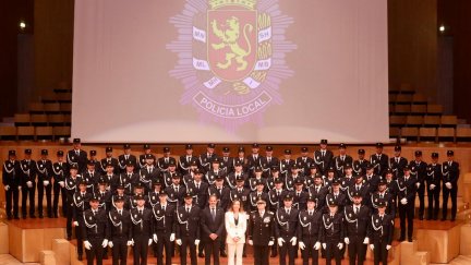 La alcaldesa de Zaragoza, Natalia Chueca, ha entregado los despachos a la nueva promoción y les ha felicitado por su incorporación. / Ayto de Zaragoza