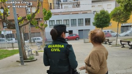 Agente de la Guardia Civil con una persona mayor. / Guardia Civil