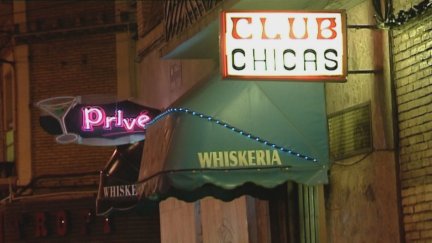 Carteles de locales donde se ofrecen servicios de prostitución.