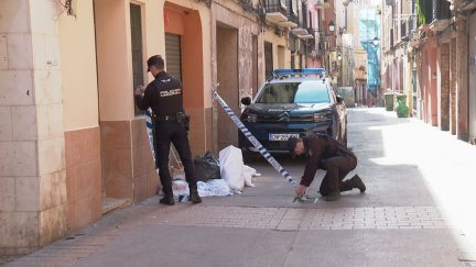 Dos agentes de la Policía Nacional en la calle Boggiero de Zaragoza, donde ha ocurrido el crimen. | ATV