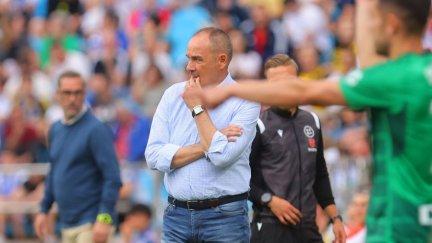 Víctor Fernández, con gesto preocupado durante el duelo ante el Burgos.