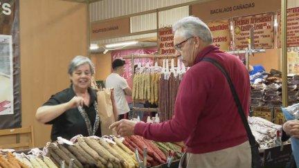 Un hombre compra en la Feria Agrícola, Comercial y Ganadera de Valdejalón.