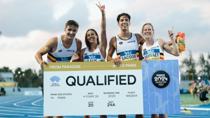 Christian Iguacel (izquierda), junto a sus compañeros del relevo mixto 4x400.