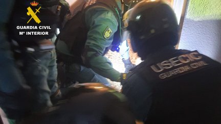 La Guardia Civil tuvo que detener al individuo tras las amenazas proferidas contra su padre y los agentes.
