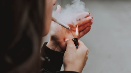 Cada año se inician en el tabaco 250.000 jóvenes de entre 14 y 18 años. / Canva