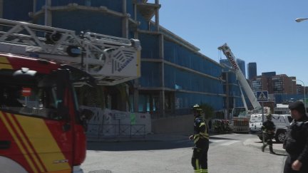 Ha sido sobre las 11:15 horas cuando, por causas que se desconocen y se investigan, uno de los forjados de hormigón, de unas ocho toneladas de peso, se ha derrumbado.