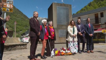 Los asistentes han realizado un homenaje con flores en recuerdo de los exiliados.
