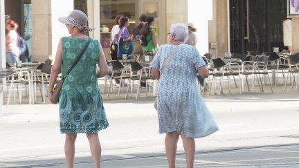 Dos mujeres visten ropa fresca por el calor en Zaragoza.