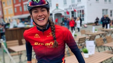 Marta Pintanel posa junto a su bicicleta.