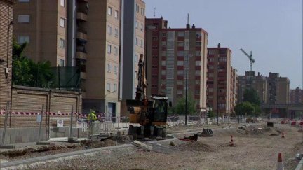 Obras durante el verano en la carretera de una urbanización de Zaragoza.