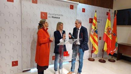 Susana Lacostena, Nuria Mur y Salvador Cored, en la presentación de la nueva campaña de 'Bonos Impulsa' en Huesca. / Ayuntamiento de Huesca