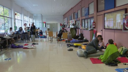 Varios estudiantes en el interior de uno de los edificios de la Universidad de Zaragoza.