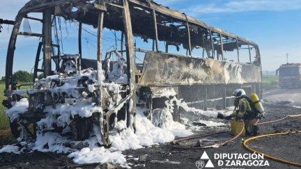 Un autobús se incendia entre Ejea y Tauste sin causar heridos. / DPZ