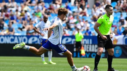 Vaquero ejecuta la falta que supuso el 2-1 final.