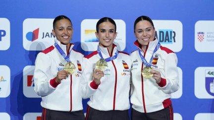 Raquel Roy (centro), en el podio junto a sus compañeras.
