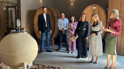La vicepresidenta segunda del Gobierno de Aragón, Mar Vaquero, en su visita a las Bodegas San Alejandro. /Gobierno de Aragón