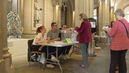 Personas votando comicios Cataluña 2024.