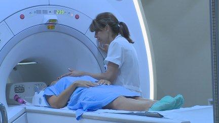 Una mujer se somete a un escáner.