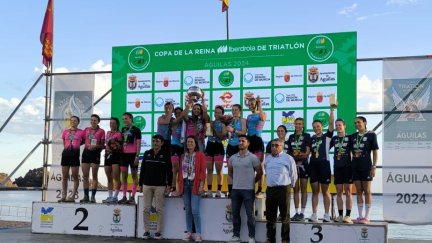 El equipo femenino del Stadium Casablanca, en el tercer cajón del podio.