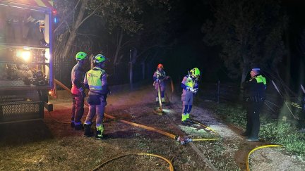 Bomberos de Zaragoza refrescando la zona afectada.