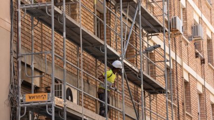 Fachada de un edificio en obras. / Europa Press