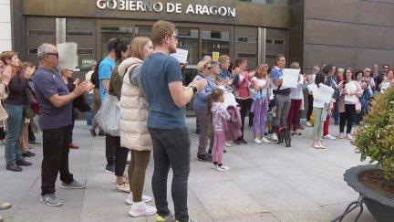 Concentración vecinos edificio derruido Teruel.