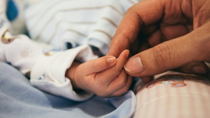 El objetivo principal de la organización es que ningún niño esté solo durante su hospitalización. / Unsplash