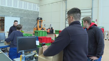 Alumnos de FP de prácticas en una empresa aragonesa.