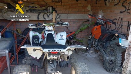 Una de las motos y el quad recuperados por la Guardia Civil. / Guardia Civil