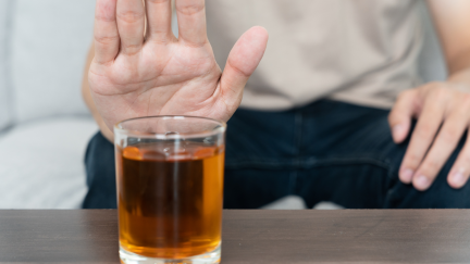 Cada año miles de personas buscan ayuda para dejar el alcohol. / Canva