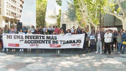 Los sindicatos se han concentrado este miércoles en Zaragoza para pedir soluciones ante el aumento de accidentes laborales con víctimas mortales.