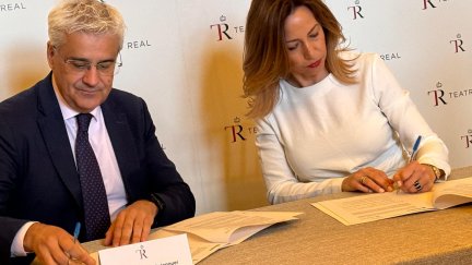 Firma del convenio entre el director del patronato de la Fundación del Teatro Real, Ignacio García-Belenguer, y la alcaldesa de Zaragoza, Natalia Chueca. / Ayuntamiento de Zaragoza