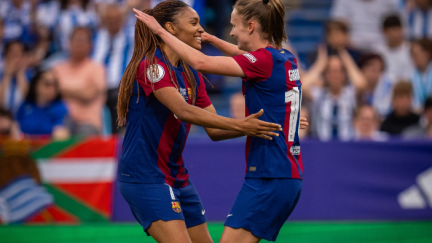 Salma Paralluelo y Caroline Graham celebran un gol
