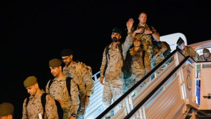 Los últimos miembros del contingente español de la misión de la Unión Europea en Malí (EUTM Mali), a su llegada esta madrugada a la Base Aérea de Torrejón de Ardoz. / EFE
