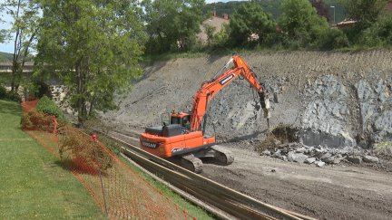 Una máquina trabajando en la modernización de la línea entre Ayerbe y Canfranc.