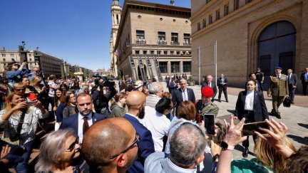 Algunas personas que han podido saludar a la princesa en la plaza del Pilar. / Ayuntamiento de Zaragoza