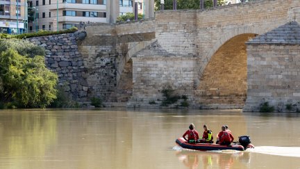 Los Bomberos de Zaragoza han colaborado para extender el larvicida por el río Ebro.
