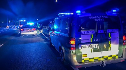Los expertos aconsejan a los conductores fijarse bien antes de bajarse del vehículo en caso de avería. / Europa Press