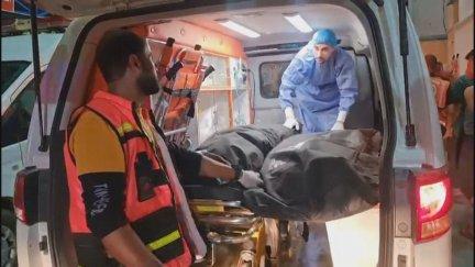 Varios sanitarios trasladan los cuerpos de varias víctimas de los últimos ataques en Gaza.