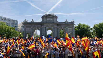 Decenas de personas durante una manifestación del PP, en la Puerta de Alcalá (Madrid). / Europa Press.